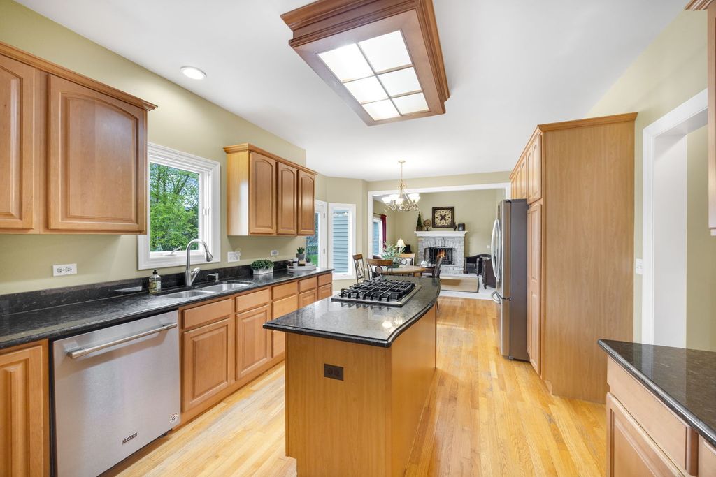 Image 12 of property listing at 852 Sunrise Drive, South Elgin, IL 60177