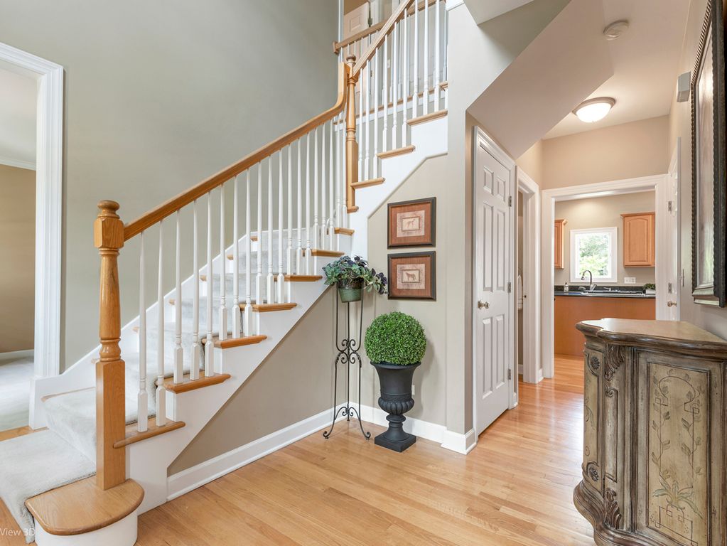 Image 3 of property listing at 852 Sunrise Drive, South Elgin, IL 60177