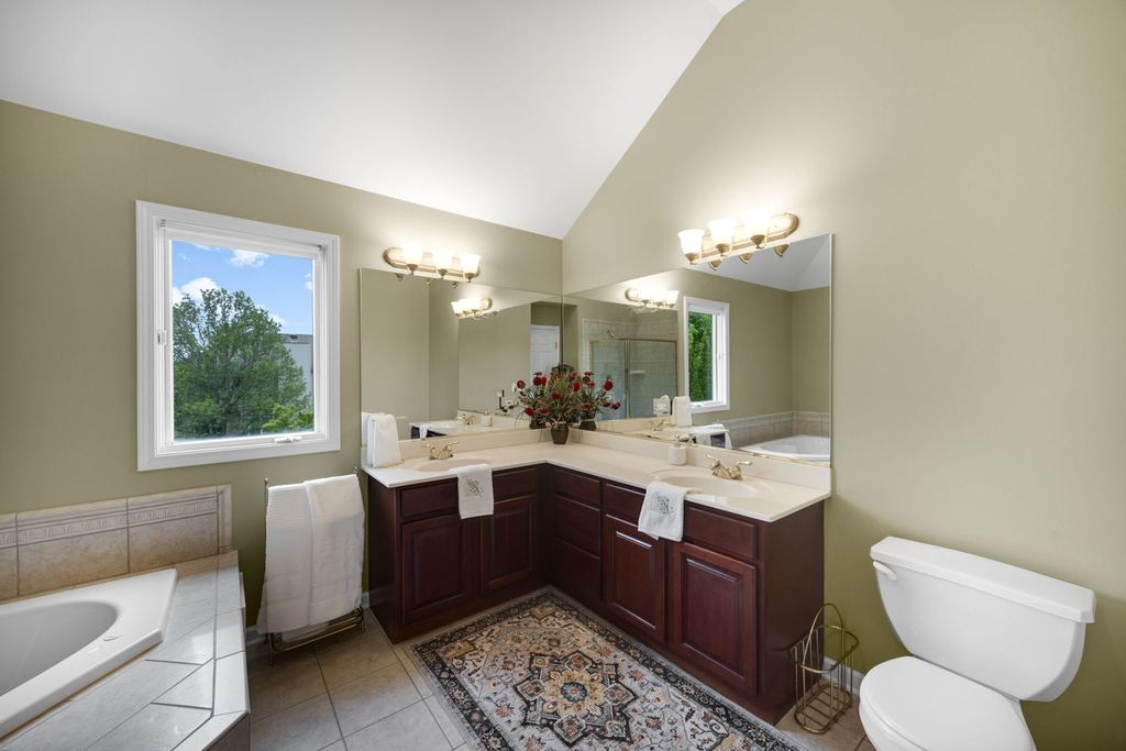 Image 25 of property listing at 852 Sunrise Drive, South Elgin, IL 60177