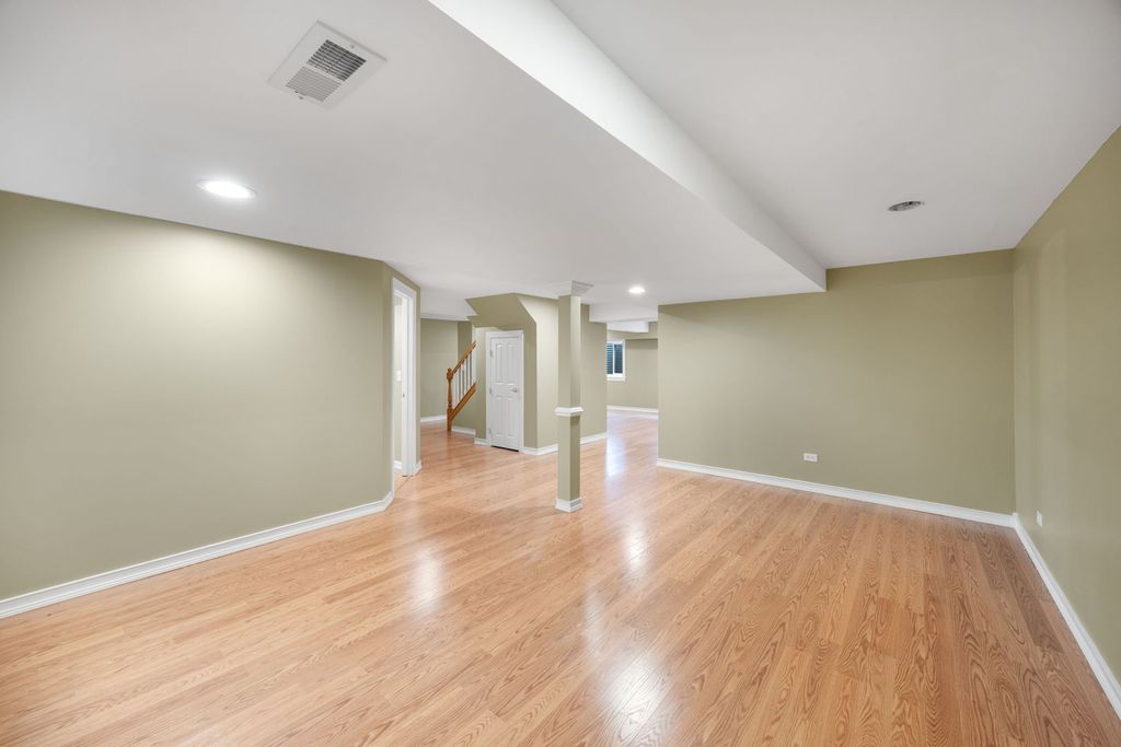 Image 32 of property listing at 852 Sunrise Drive, South Elgin, IL 60177