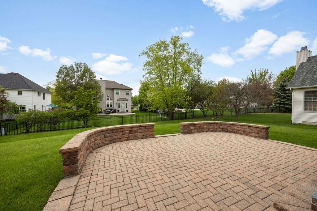 Image 36 of property listing at 852 Sunrise Drive, South Elgin, IL 60177