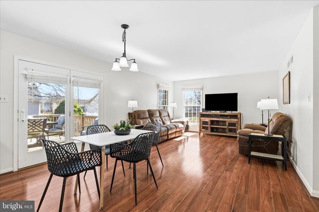 51 PEMBROKE LN, Falling Waters, WV 25419