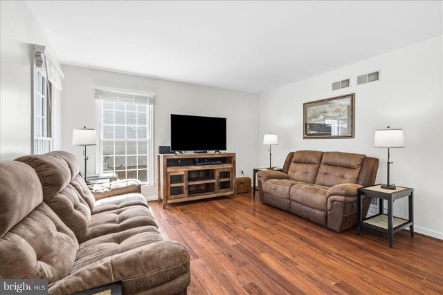 51 PEMBROKE LN, Falling Waters, WV 25419