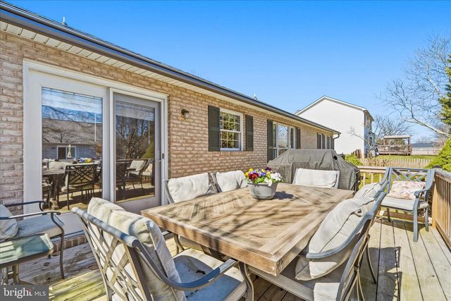 51 PEMBROKE LN, Falling Waters, WV 25419