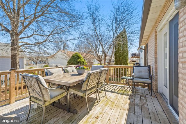 51 PEMBROKE LN, Falling Waters, WV 25419