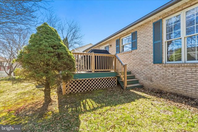 51 PEMBROKE LN, Falling Waters, WV 25419