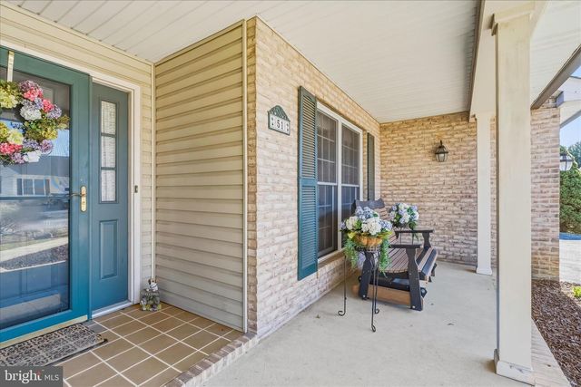 51 PEMBROKE LN, Falling Waters, WV 25419