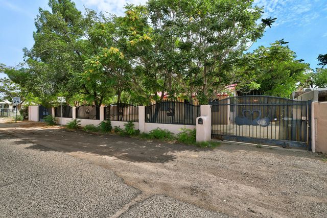 2560 Mervosh Avenue SW, Albuquerque, NM 87105
