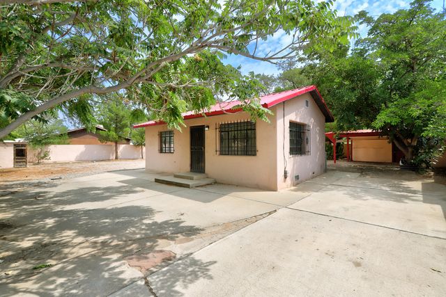 2560 Mervosh Avenue SW, Albuquerque, NM 87105