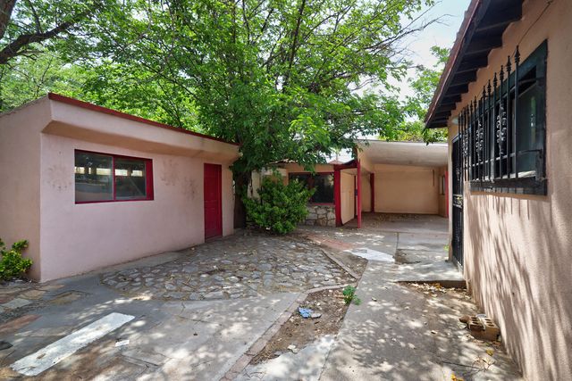 2560 Mervosh Avenue SW, Albuquerque, NM 87105