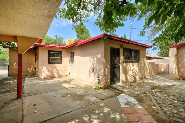 2560 Mervosh Avenue SW, Albuquerque, NM 87105