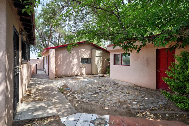 2560 Mervosh Avenue SW, Albuquerque, NM 87105