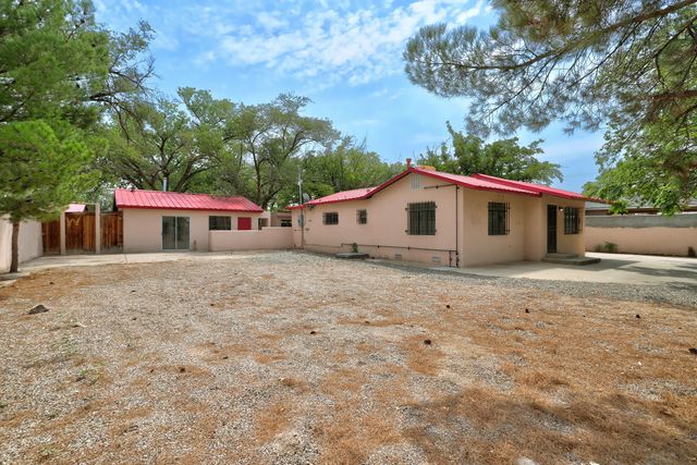 2560 Mervosh Avenue SW, Albuquerque, NM 87105