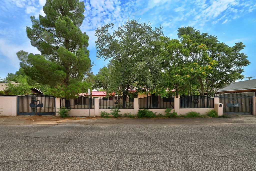 2560 Mervosh Avenue SW, Albuquerque, NM 87105