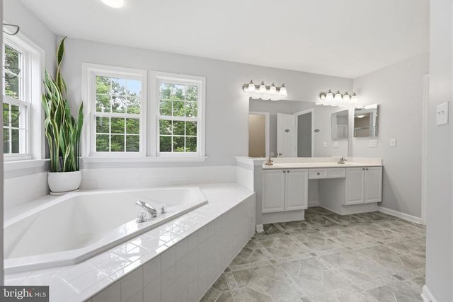 38 LA QUINTA CT, Charles Town, WV 25414