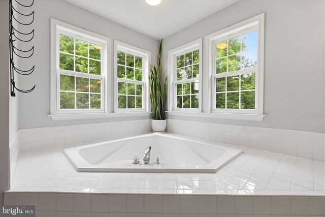 38 LA QUINTA CT, Charles Town, WV 25414