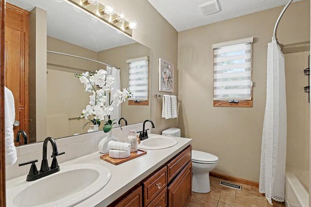 1313 N Manchester St, Wichita, KS 67212