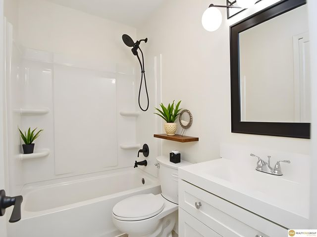 1005 Cachelin Drive, Carter Lake, IA 51510