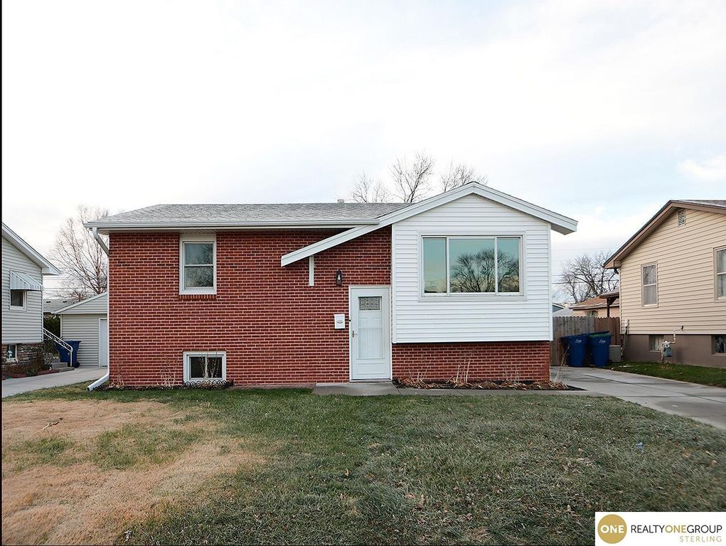 1005 Cachelin Drive, Carter Lake, IA 51510