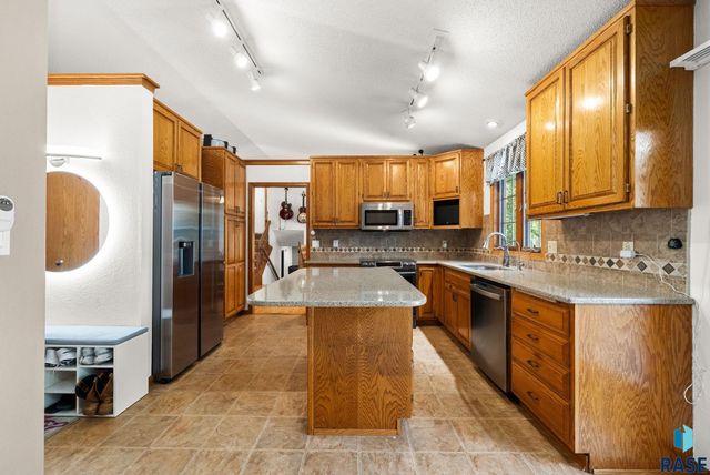 900 E 64th St Street, Sioux Falls, SD 57108