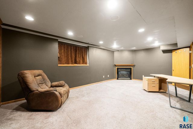 900 E 64th St Street, Sioux Falls, SD 57108
