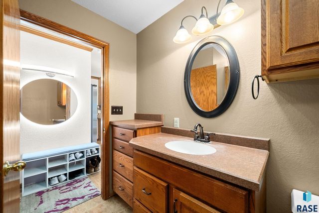 900 E 64th St Street, Sioux Falls, SD 57108
