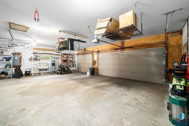 900 E 64th St Street, Sioux Falls, SD 57108