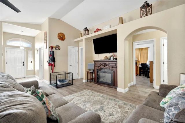 980 Redwood, Parlier, CA 93648