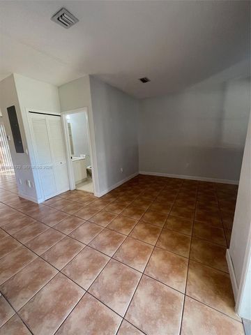 6902 NW 174th Ter E105, Hialeah, FL 33015