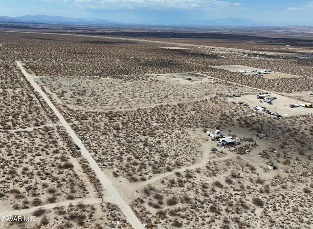 E Ave X, Llano, CA 93544