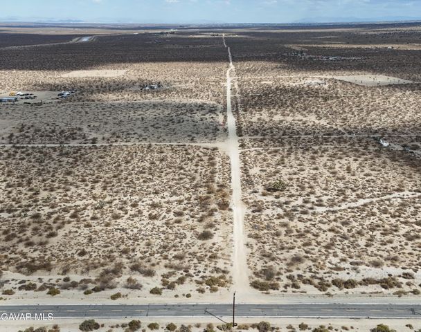 E Ave X, Llano, CA 93544