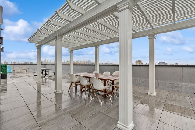 2400 W WABANSIA Avenue 206, Chicago, IL 60647