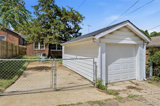 4050 McDonald Avenue, St Louis, MO 63116