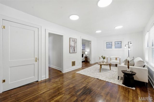 4050 McDonald Avenue, St Louis, MO 63116