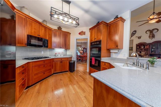 48 Turtle Point LN, Hartfield, VA 23071