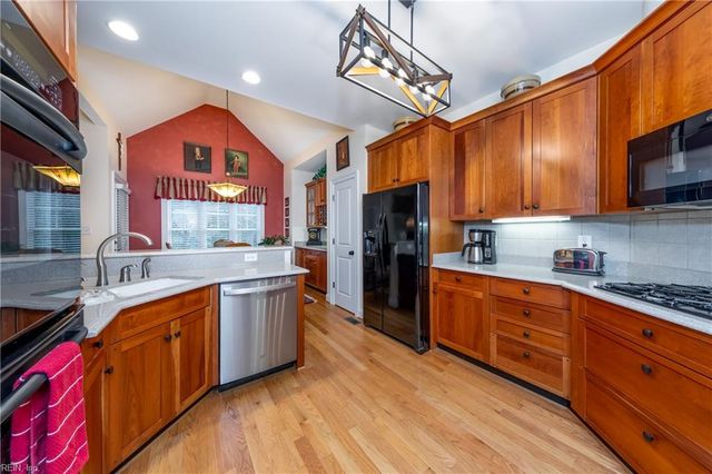 48 Turtle Point LN, Hartfield, VA 23071