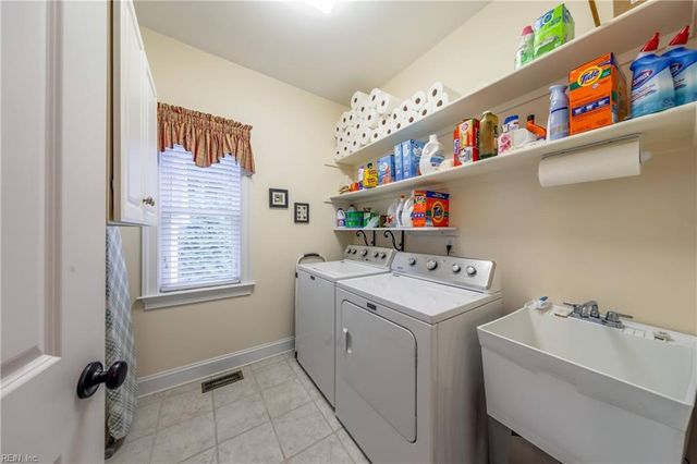 48 Turtle Point LN, Hartfield, VA 23071