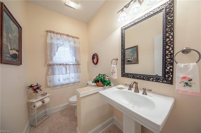 48 Turtle Point LN, Hartfield, VA 23071