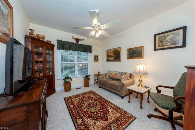 48 Turtle Point LN, Hartfield, VA 23071