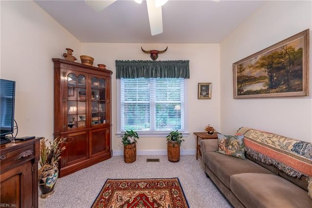 48 Turtle Point LN, Hartfield, VA 23071