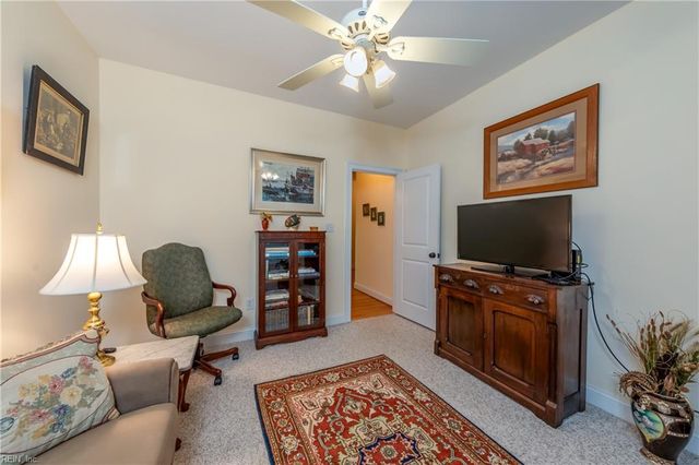 48 Turtle Point LN, Hartfield, VA 23071