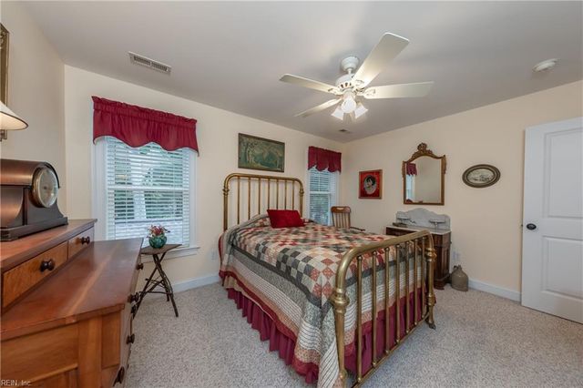 48 Turtle Point LN, Hartfield, VA 23071