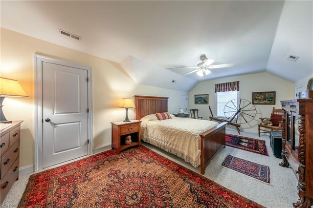 48 Turtle Point LN, Hartfield, VA 23071