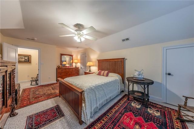 48 Turtle Point LN, Hartfield, VA 23071