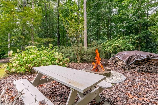 48 Turtle Point LN, Hartfield, VA 23071