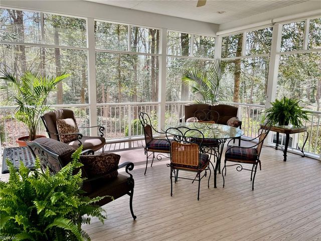 48 Turtle Point LN, Hartfield, VA 23071