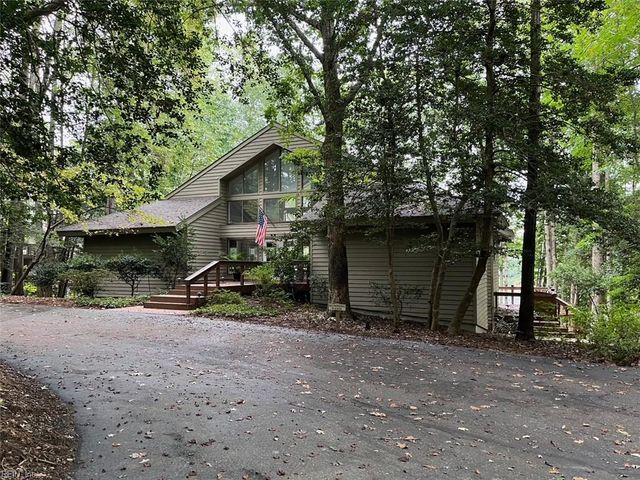 48 Turtle Point LN, Hartfield, VA 23071