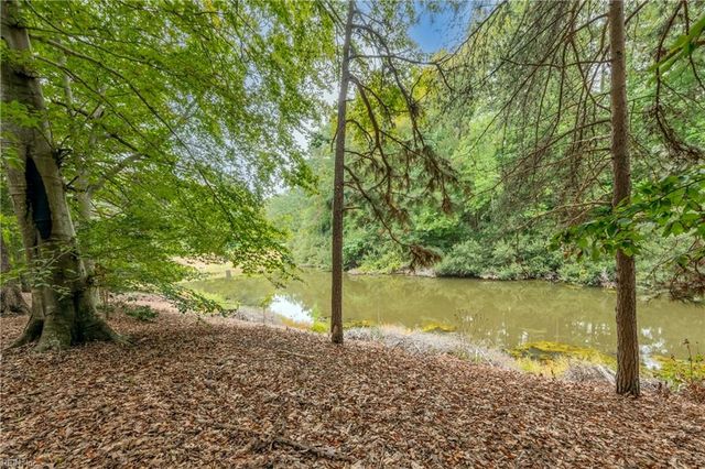 48 Turtle Point LN, Hartfield, VA 23071