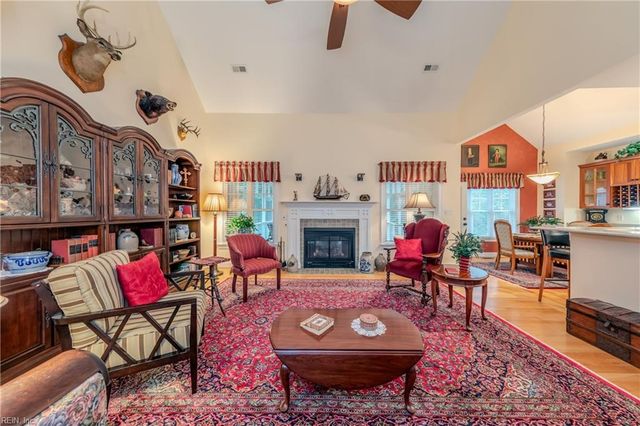 48 Turtle Point LN, Hartfield, VA 23071