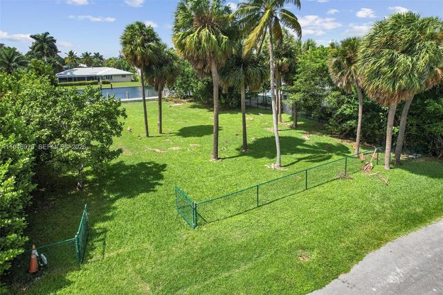 606 Palm Dr, Hallandale Beach, FL 33009